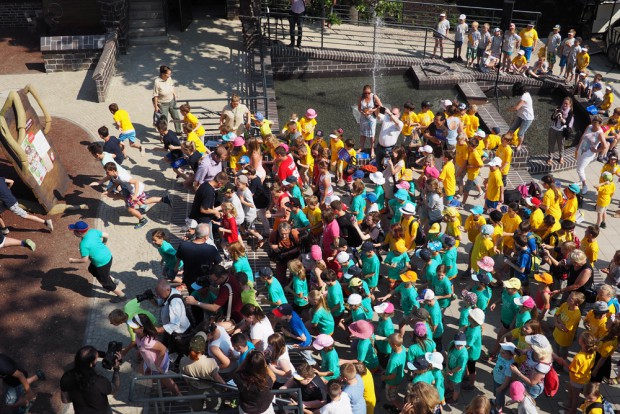 50 Kinder stürmen die Bärenburg. Foto: Zoo Leipzig