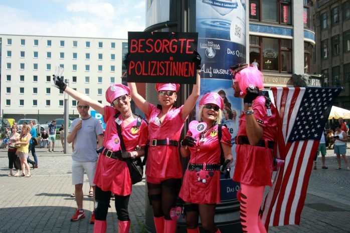 Besorgte Polizist*innen. Foto: Alexander Böhm