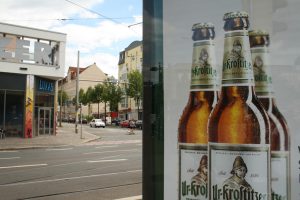 Nicht nur heimische Bierproduzenten werben - wie hier am Connewitzer Kreuz - im Leipziger öffentlichen Raum für Alkohol. Fote: Ralf Julke