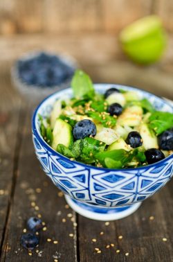Salat mit Blaubeeren. Foto: Maike Klose