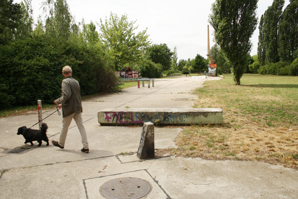 Rustikale Grünanlage an der Ecke Rolf-Axen-Straße/Baumannstraße. Foto: Ralf Julke