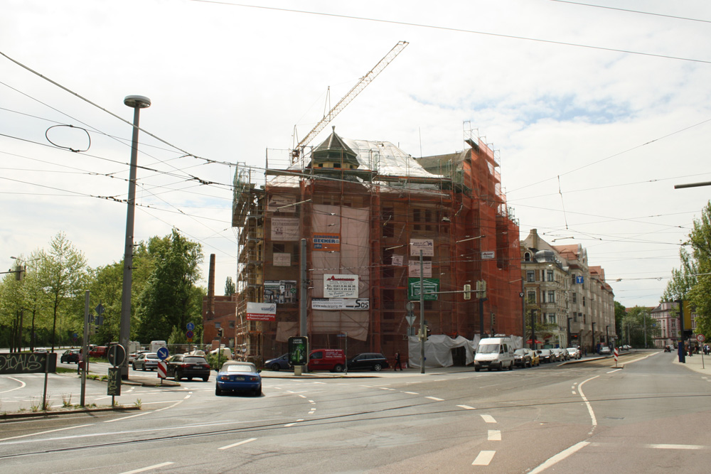 Das Capa-Haus mit der Jahnallee (rechts) und dem Teilstück der Lützner Straße (links), das in Bowmanstraße umbenannt werden soll. Foto: Ralf Julke