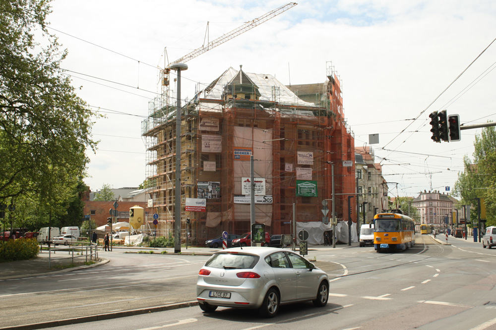 Das Capa-Haus mit der Einmündung der Lützner Straße, die in diesem Abschnitt den Namen Bowmanstraße bekommen soll. Foto: Ralf Julke