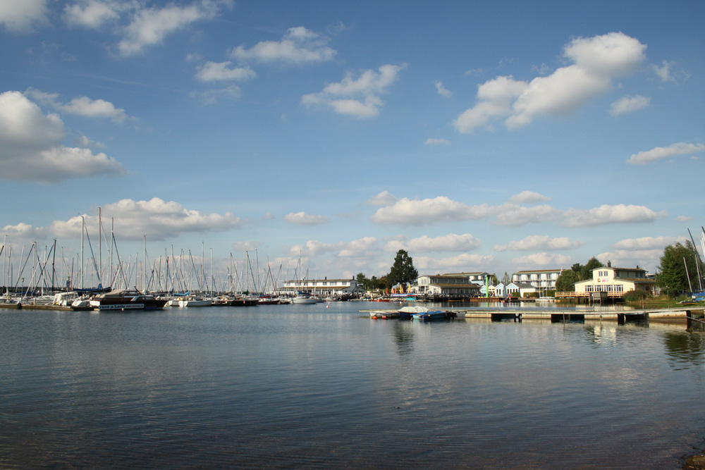Hafen am Cospudener See: Das Neuseenland wird fast ausschließlich von Bewohnern der Region besucht. Foto: Ralf Julke