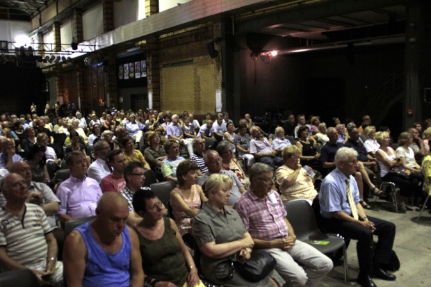 Während sich Legida und Pegida auf dem Wagner-Platz auf ihre Art mit dem Thema Flüchtlinge befassen, läuft im Werk 2 die Informationsveranstaltung zur Erstaufnahmeunterkunft in der Friederickenstraße. Foto: L-IZ.de