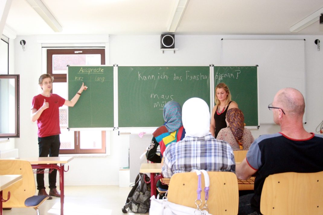 Die ehrenamtlichen Lehrer Ole Hammersland und Alma Kisic unterrichten Deutsch. Foto: Alexander Böhm