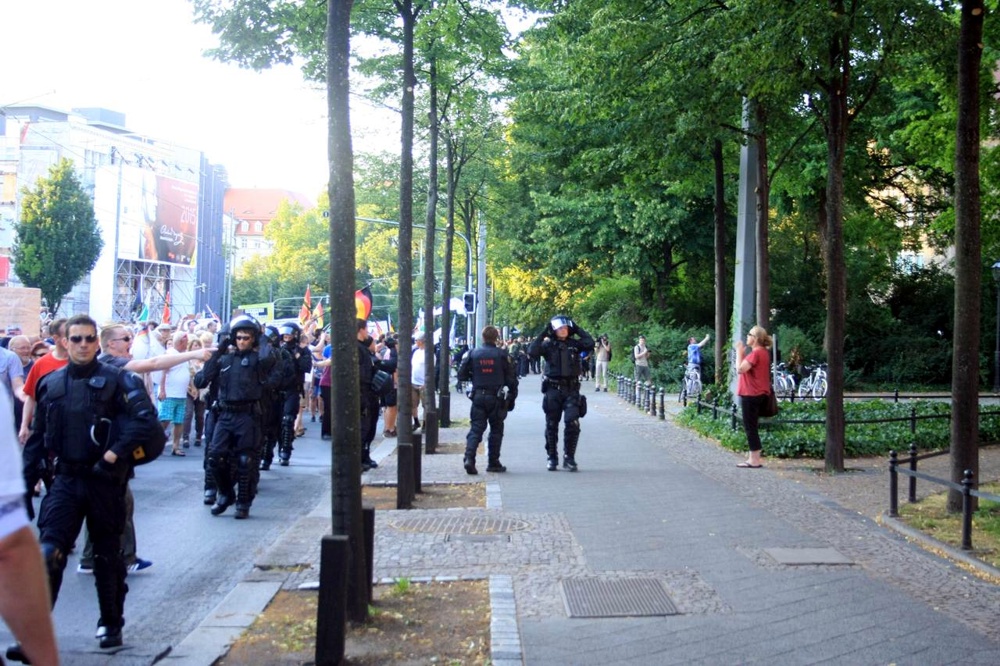 Eier fliegen, die Polizei rüstet auf. Foto: L-IZ.de