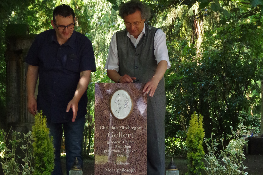 Olaf Graszt und Kulturbürgermeister Faber im Moment der Einweihung. Foto: Freundeskreis Gellert