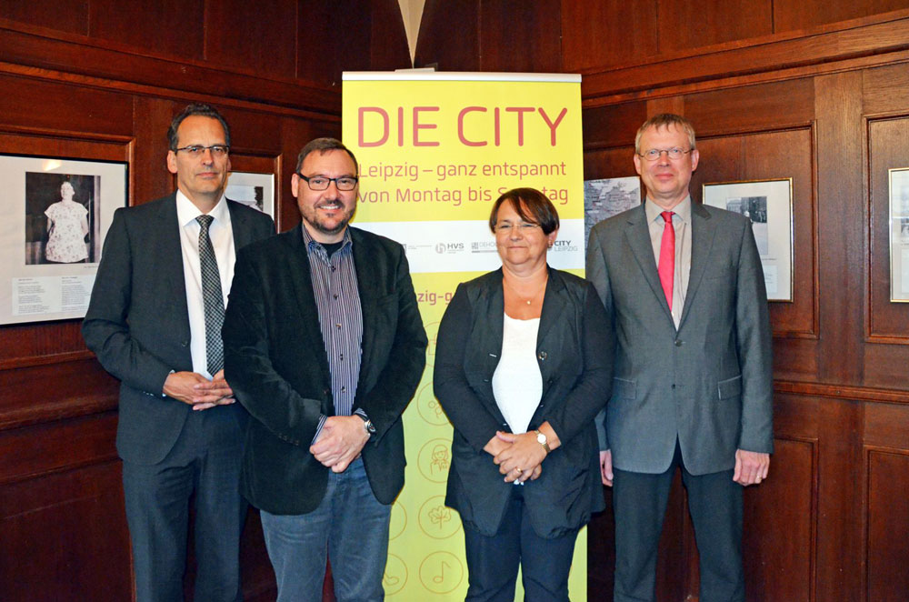 Die Initiatoren der Imagekampagne "Leipzig ganz entspannt" (v. l.): Volker Bremer (Leipzig Tourismus und Marketing GmbH), Marlies Göllnitz-Gellert (City Leipzig Marketing e.V.), Holm Retsch (DEHOGA Sachsen, Regionalverband Leipzig e.V.) und Gunter Engelmann-Merkel (Handelsverband Sachsen e.V.). Foto: Olaf Jäger