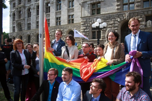 Zur Eröffnung des CSD am 10.07.2015 wurde die Regenbogenfahne vor dem Neues Rathaus gehisst. Foto: Alexander Böhm