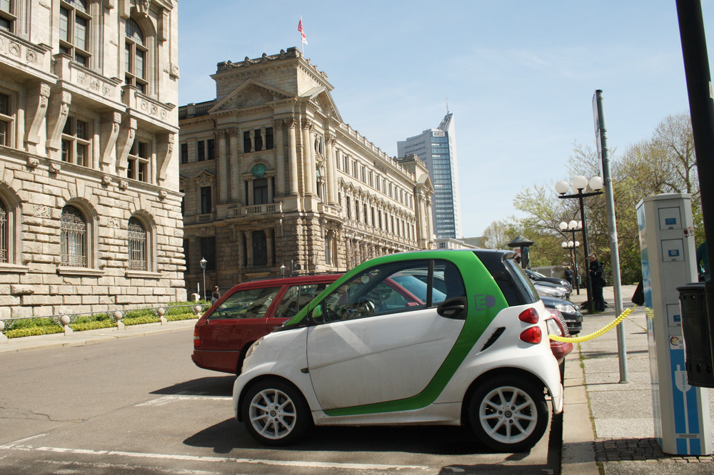 Beliebte E-Tankstelle direkt vorm Neuen Rathaus. Foto: Ralf Julke