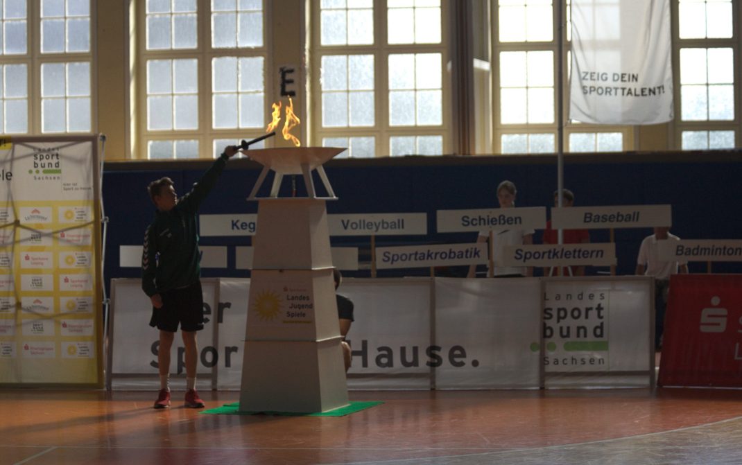 Wie bei den Olympischen Spielen entzündete Niklas Reißmann, 14-jähriger Handballer beim SC DHfK Leipzig, die Flamme Foto: Sebastian Beyer