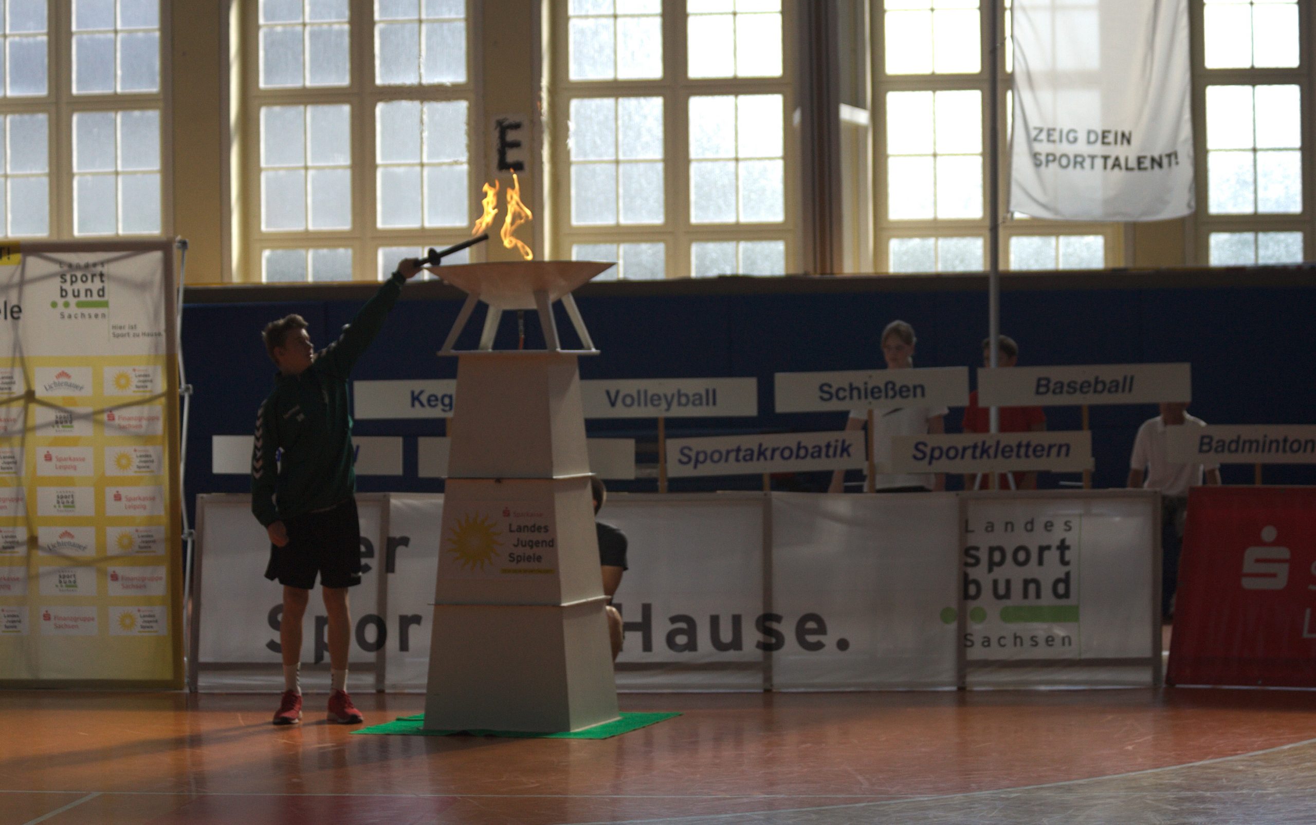 Wie bei den Olympischen Spielen entzündete Niklas Reißmann, 14-jähriger Handballer beim SC DHfK Leipzig, die Flamme Foto: Sebastian Beyer