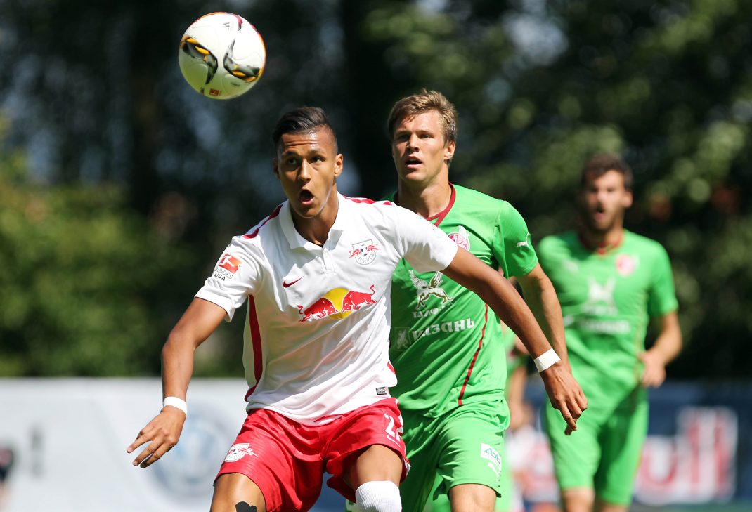 Leipzigs Davie Selke im Duell mit Kasans Maxim Kanunnikov. Foto: GEPA Pictures