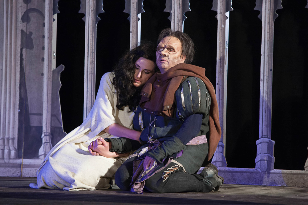 Tom Pauls spielt den 23-jährigen Quasimodo, Sandra Maria Huimann spielt, spricht, tanzt und singt die Esmeralda. Foto: Landesbühne Sachsen / Hagen König