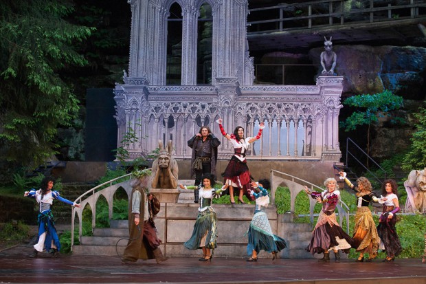 "Der Glöckner von Notre-Dame" vor einer Papp-Kathedrale auf der Felsenbühne Rathen. Foto: Landesbühne Sachsen / Hagen König 