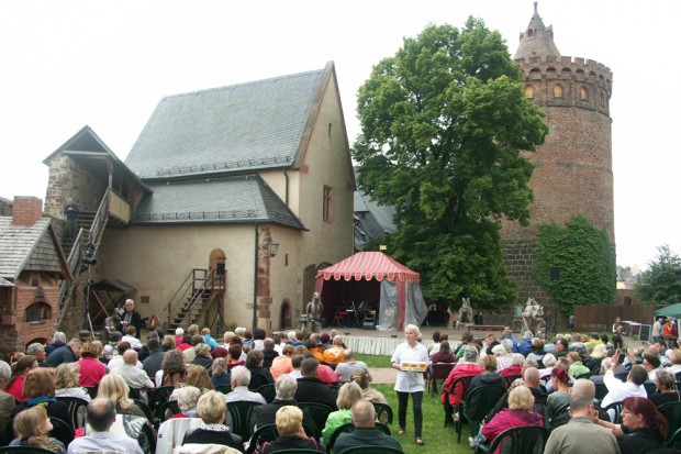 Auf der Burg Mildenstein in Leisnig boten die historisch gewachsenen Mauern eine besondere Kulisse als Burgtheater. Foto: Landesbühne Sachsen / Hagen König