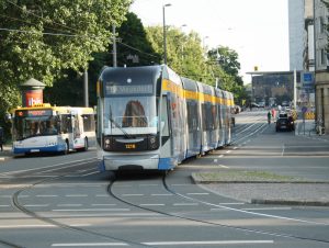 Eine Straßenbahn biegt in die Langsamfahrstrecke in der Goethestraße ein. Foto: Ralf Julke