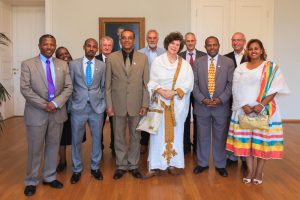 Rektorin Schücking (M.) erhielt als Gastgeschenk von ihrem Amtskollegen Mengesha Admassu (links daneben) ein traditionelles äthiopisches Kleid. Foto: Swen Reichhold