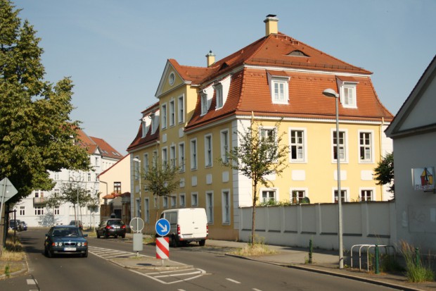 Fußgängerinsel zwischen Gutshof und Marienkirche auf der Oberdorfstraße. Foto: Ralf Julke