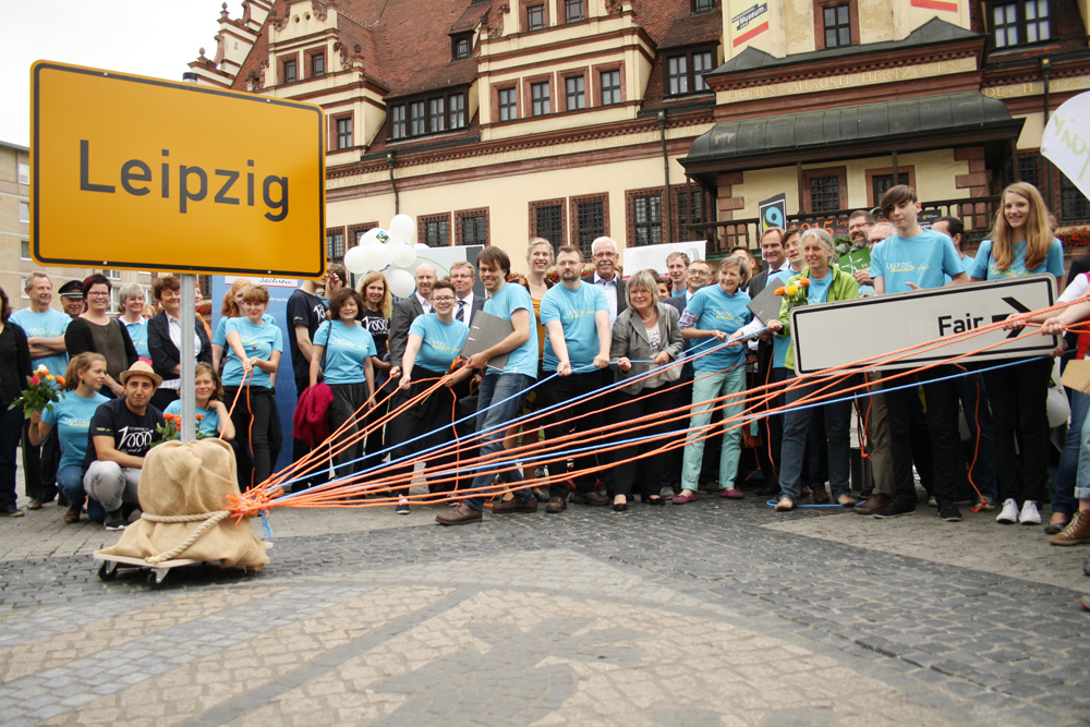 Große Inszenierung zur Übergabe der Bewerbungsdokumente um den Titel "Hauptstadt des fairen Handels" auf dem Leipziger Markt. Foto: Ralf Julke