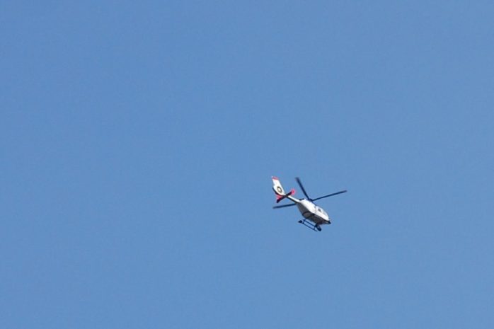 Der Heli in der Luft. Es ist Montag. Foto: L-IZ.de