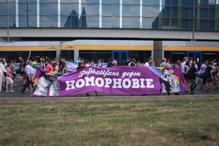 Homophobe Gesänge sind oft Teil der Fußballfankultur. Foto: Alexander Böhm