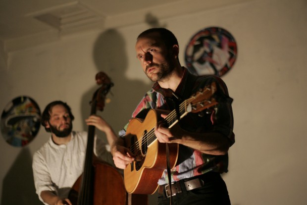 Auch Essstäbchen kamen während Ian Fishers Auftritt zum Einsatz Foto:Sebastian Beyer