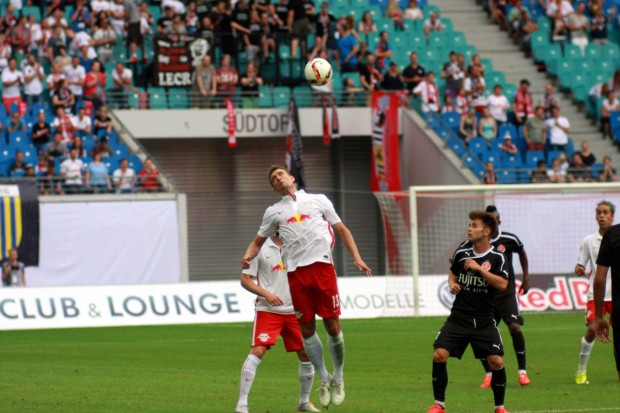 Stefan Ilsanker ist als erster am Ball. Foto: Alexander Böhm