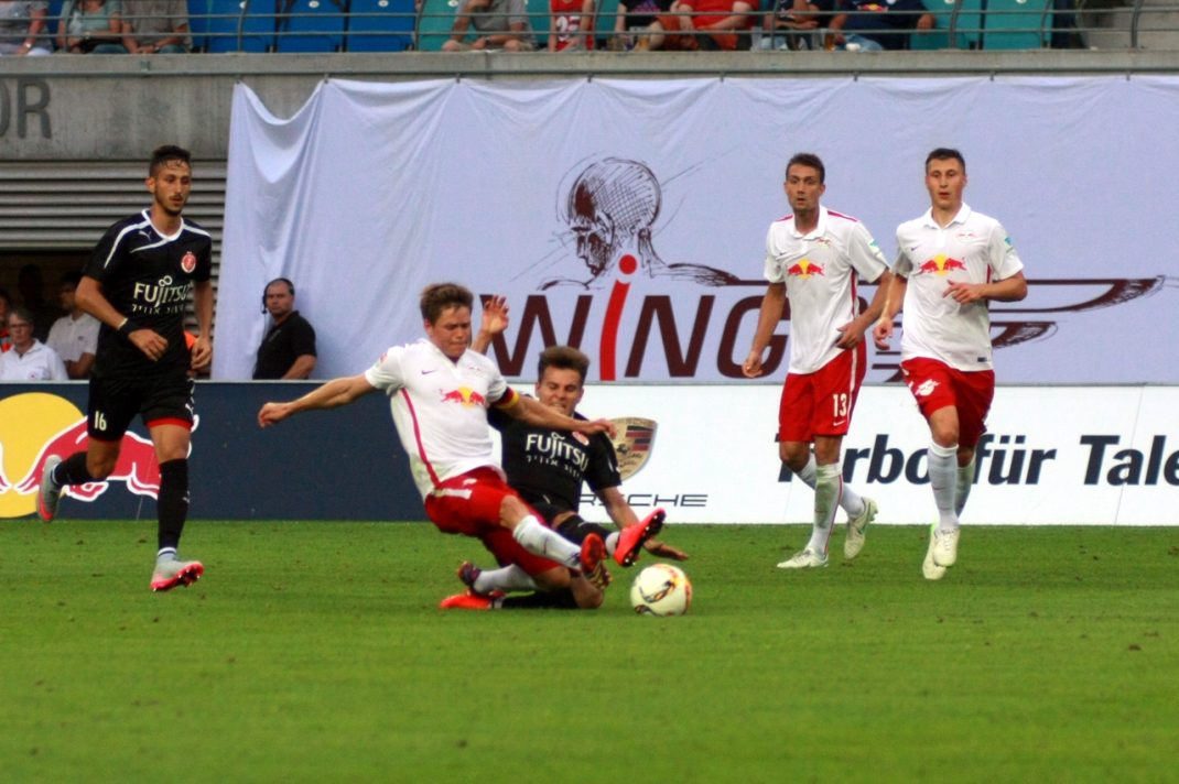 Dominik Kaiser (links) und Claudio Blumbe im Kampf um den Ball. Foto: Alexander Böhm