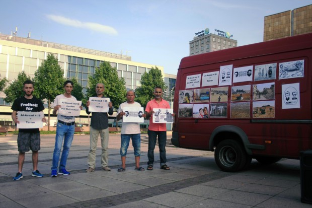 Bilder aus dem Kriegsgebiet neben plakativen Aussagen. Foto: Alexander Böhm