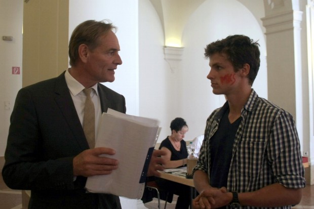 Ein Schüler der MKS erwischte den OBM noch vor dem Ratssaal, wo einige Schüler ausgeharrt hatten. Foto: L-IZ.de
