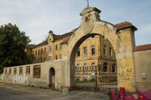 Das Tor zum Kasernengelände an der Hans-Oster-Straße. Foto: Ralf Julke