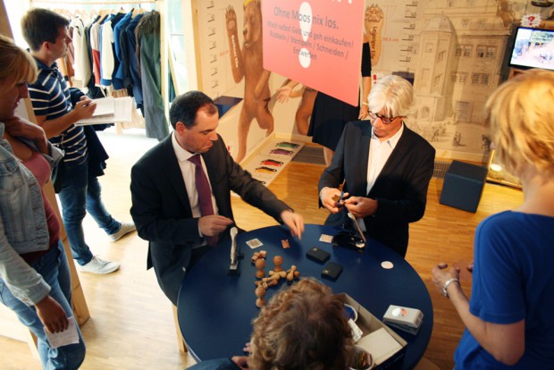 Fühlen sich in der Münzwerkstatt pudelwohl: Martin Buhl-Wagner und Dr. Volker Rodekamp. Foto: Ralf Julke