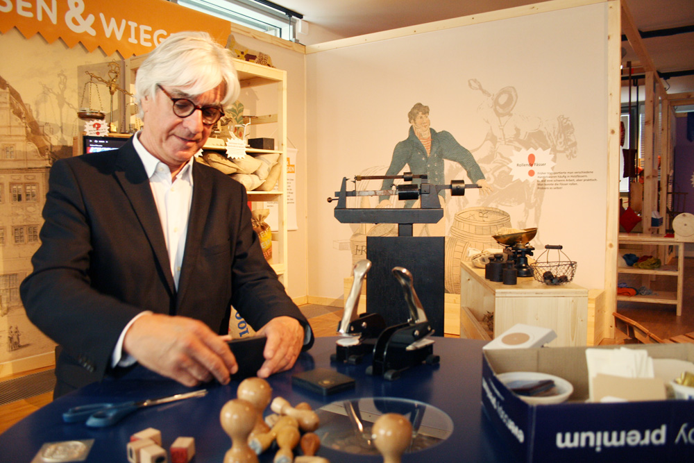 Endlich was zum Mitmachen: Museumsdirektor Dr. Volker Rodekamp im Kindermuseum. Foto: Ralf Julke