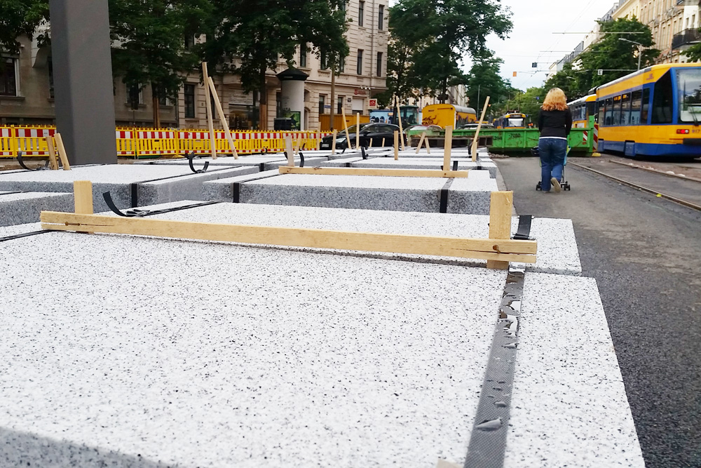 Neue Gehwegplatten für die Könneritzstraße. Foto: Marko Hofmann