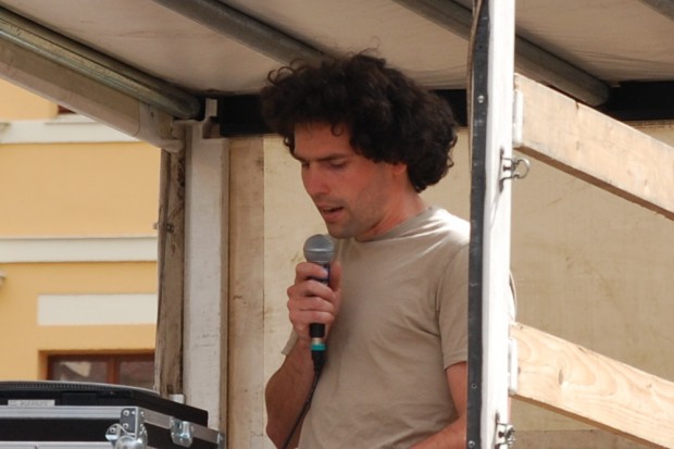 Konrad von der Initiative Willkommen im Kiez zum Thema, was man selbst tun kann in Sachen Asyl. Foto: Michael Freitag