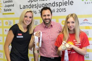 Cindy Roleder, Christian Dahms und Lene Gruner präsentieren die Medaillen Foto: Jochen A. Meyer/Landessportbund Sachsen