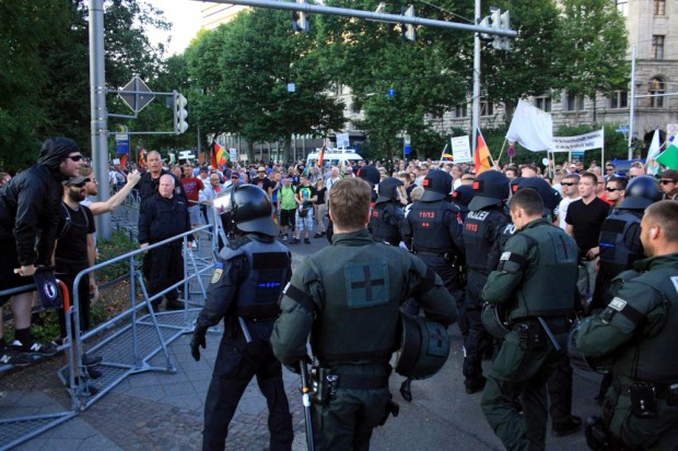 Legida-Gegner provozieren - später fliegt eine PET-Flasche Richtung Pegia/Legida und trifft einen Beamten