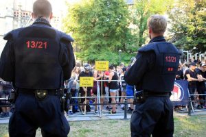 Polizisten beobachten Legida-Gegner. Foto: L-IZ