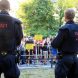 Polizisten beobachten Legida-Gegner. Foto: L-IZ