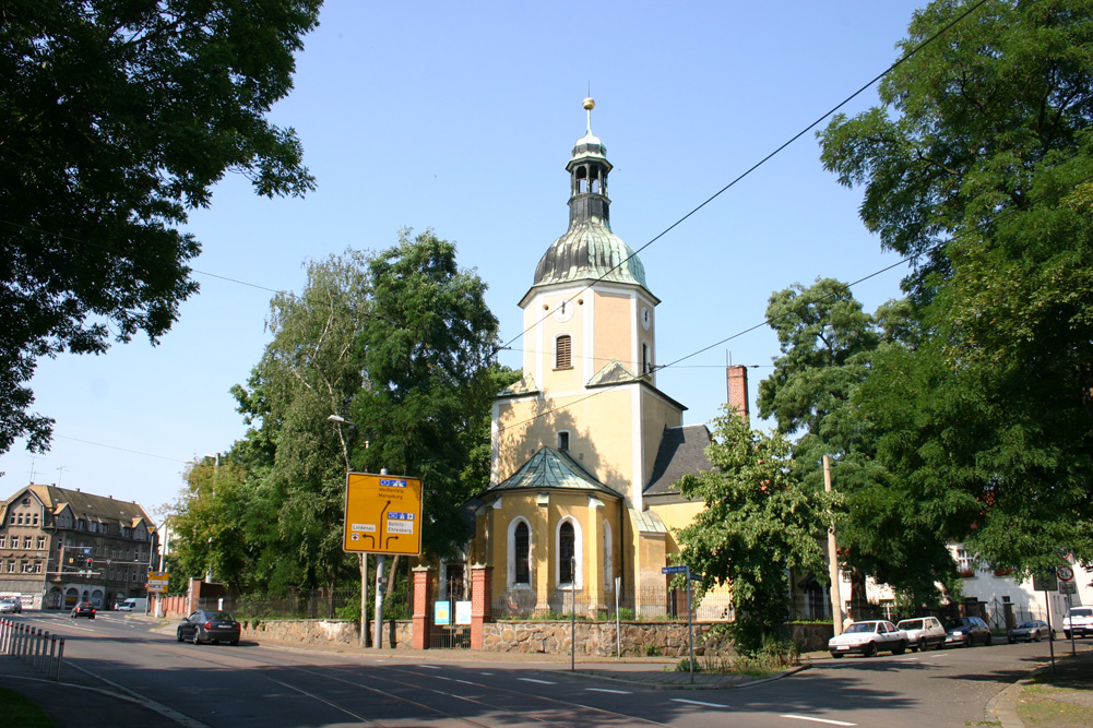 Hans-Driesch-Straße in Leutzsch: Links die Poller am Park am Wasserschloss - rechts der westliche Teil der William-Zipperer-Straße. Foto: Ralf Julke