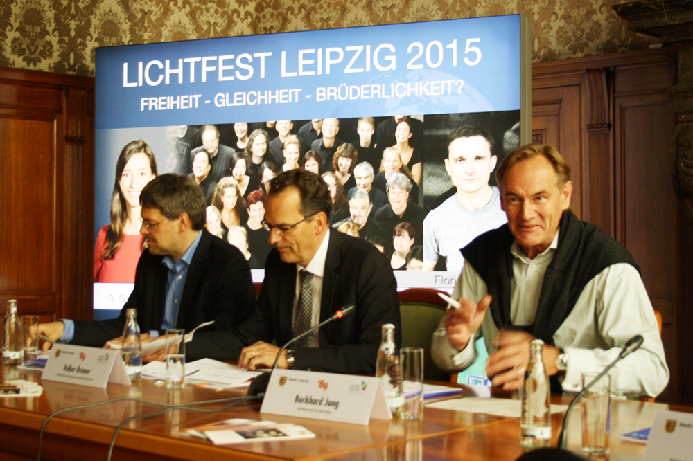 Freiheit, Gleichheit, Brüderlichkeit? - Tobias Hollitzer, Volker Bremer und Burkhard Jung vor der Leuchtwand fürs Lichtfest. Foto: Ralf Julke