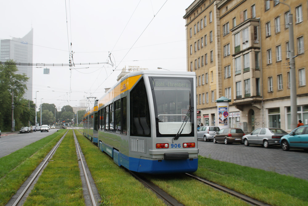 Straßenbahn der LVB mit Anhänger unterwegs in der Grünewaldstraße. Foto: Ralf Julke