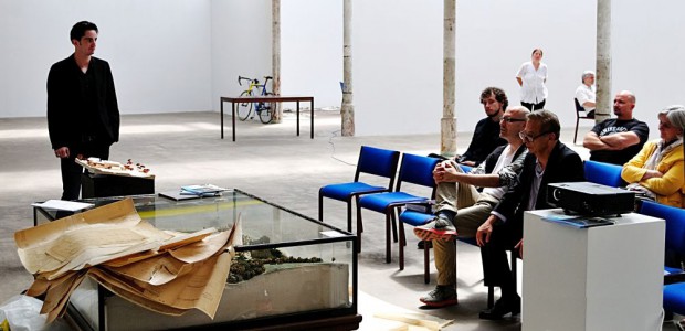 Marius Zwingart verteidigt seine Masterthesis zur Papiermühle Golzern. Foto: Detlef Rohde