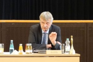 Markkleebergs OBM Karsten Schütze erklärt den Stadträten den Zahlensalat. Foto: Patrick Kulow