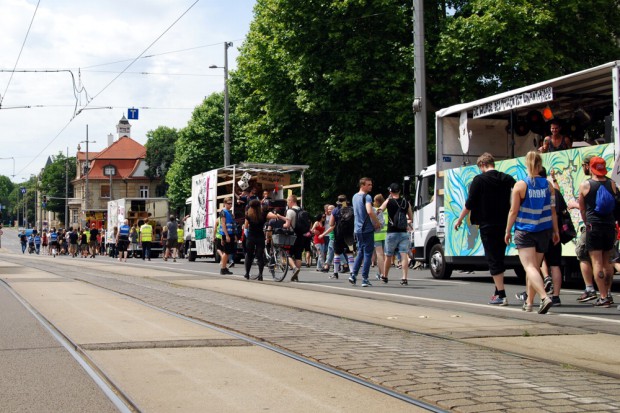 Knapp 2.000 waren gekommen. Im Interview Mitveranstalterin Dora. Foto: Michael Freitag