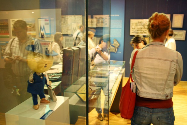 In einer Ausstellung zur Leipziger Messegeschichte darf das Messemännchen nicht fehlen. Foto: Ralf Julke
