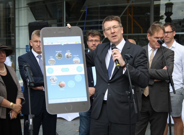 Noch drei Wochen Zukunftsmusik: "Leipzig mobil" auf dem Smartphone, hier von Ulf Middelberg gezeigt. Foto: Ralf Julke