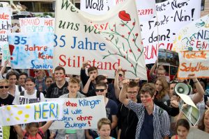 Lautstarker Protest vor dem Rathaus. Foto: Matthias Weidemann